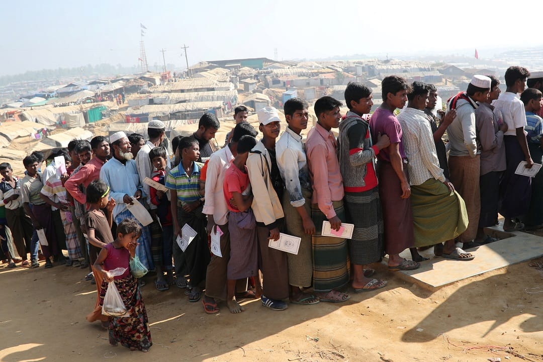 Rohingya refugees stand in a queue to collect aid supplies in Kutupalong refugee camp in Cox's Bazar, Bangladesh, January 21, 2018. REUTERS/Mohammad Ponir Hossain - RC17D8EBB900